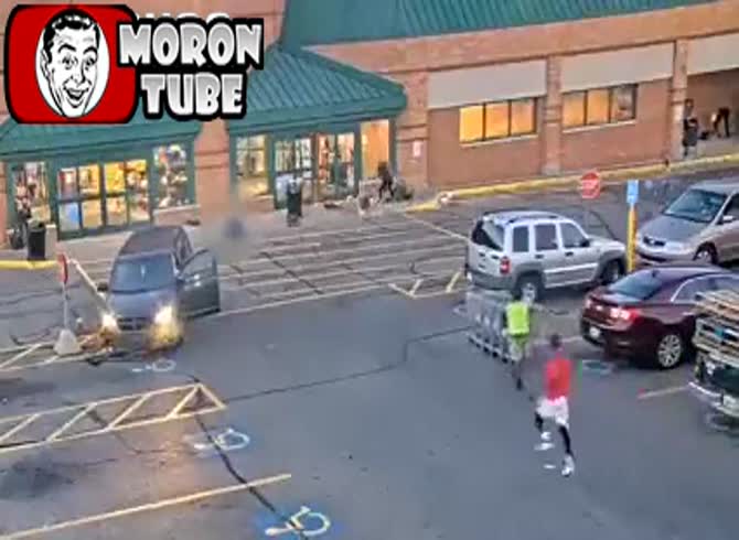 Video :A jealous lady kills an innocent guy by running over her lover